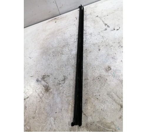 Уплотнитель стекла задний левый 