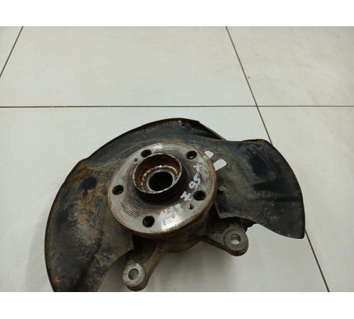 Кулак поворотный передний правый