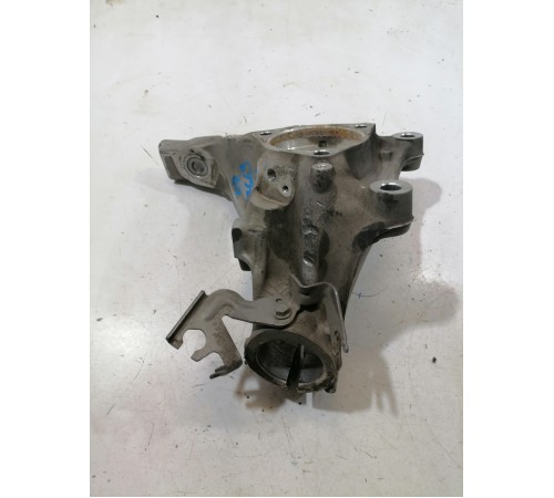 Кулак поворотный передний правый