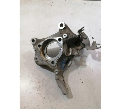 Кулак поворотный передний правый