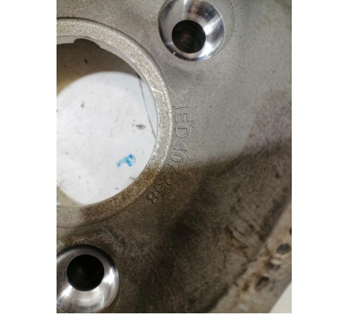 Кулак поворотный передний правый