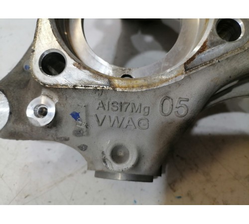 Кулак поворотный передний правый