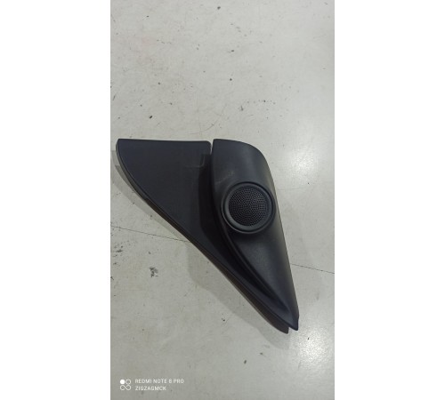 Уголок двери (передний левый внутренний)