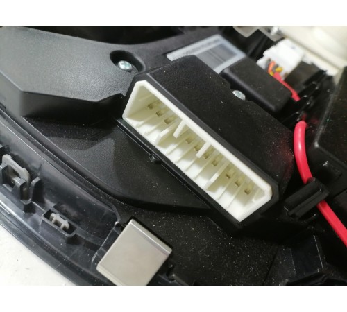 Плафон подсветки салона передний