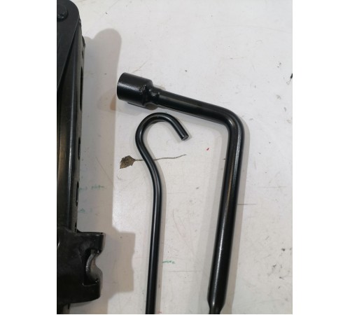 Домкрат в комплекте