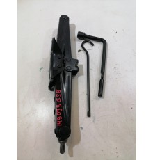 Домкрат в комплекте