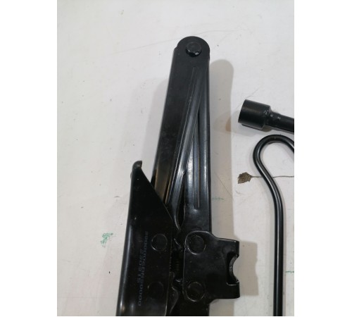 Домкрат в комплекте