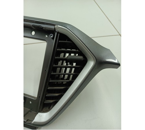 Накладка декоративная центрального монитора