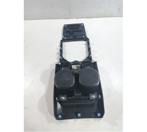 Накладка центральной консоли с подстаканниками