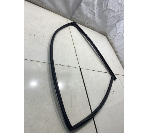 Уплотнитель стекла (передний, левый)