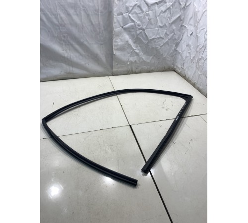 Уплотнитель стекла (передний, левый)