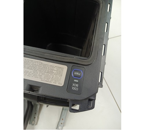 Подлокотник центральной консоли