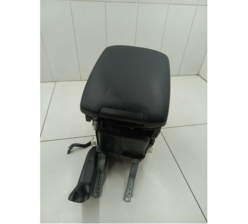 Подлокотник центральной консоли