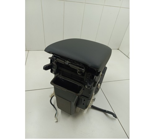 Подлокотник центральной консоли