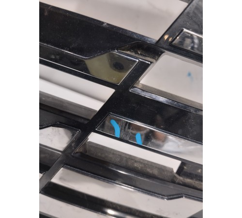 Решетка радиатора с эмблемой