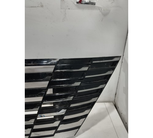 Решетка радиатора с эмблемой