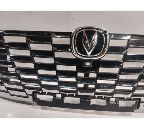 Решетка радиатора с эмблемой