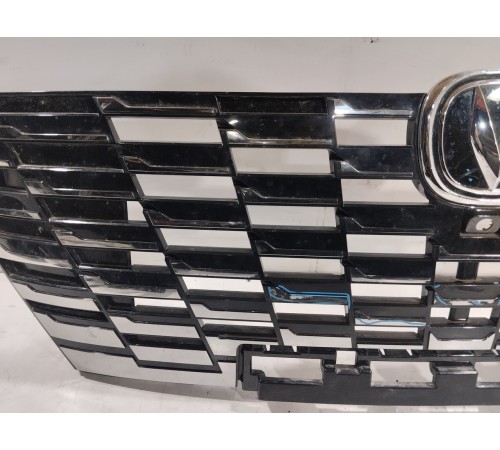 Решетка радиатора с эмблемой