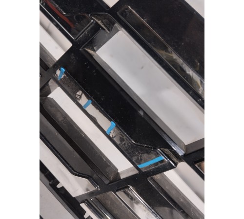 Решетка радиатора с эмблемой