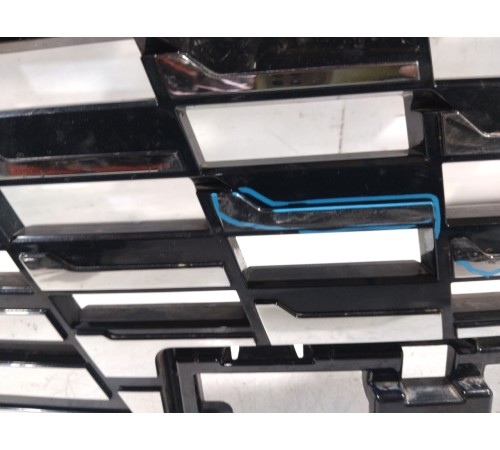 Решетка радиатора с эмблемой