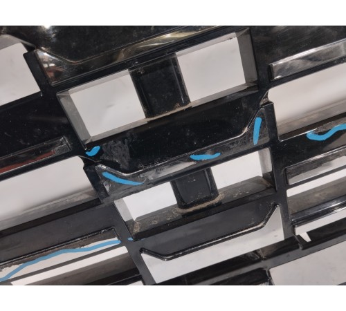 Решетка радиатора с эмблемой