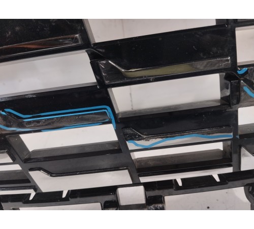 Решетка радиатора с эмблемой