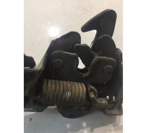 Замок капота