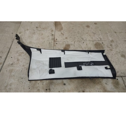 Задняя левая обшивка задней стойки