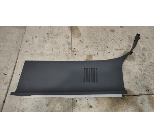 Задняя левая обшивка задней стойки