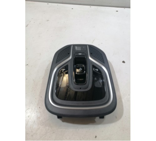 Плафон освещения салона передний