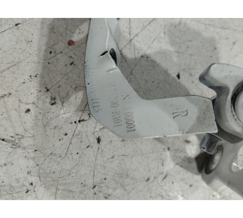 Петля двери(передняя правая верхняя)