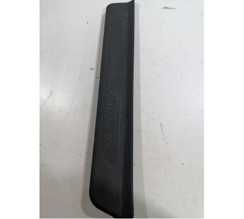 Накладка порога передняя левая