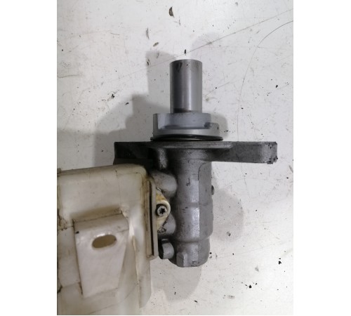 Главный тормозной цилиндр с бачком