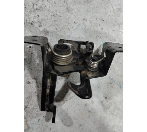 Замок капота