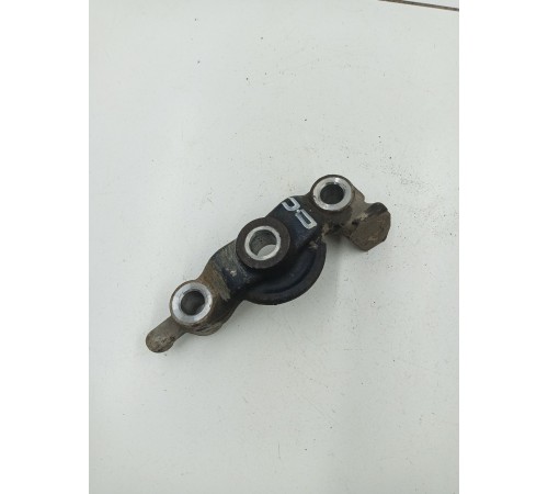 Кронштейн передний правый