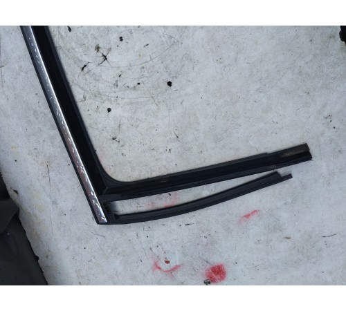 Уплотнитель стекла двери задний левый