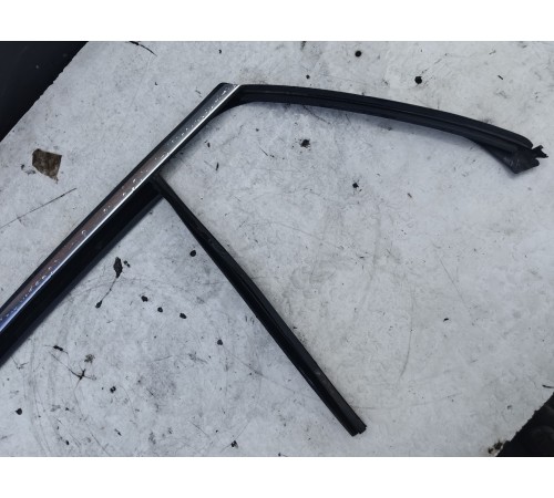 Уплотнитель стекла двери задний левый