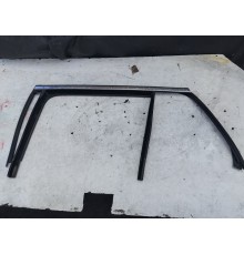 Уплотнитель стекла двери задний левый