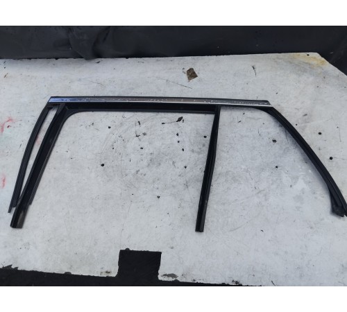 Уплотнитель стекла двери задний левый