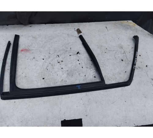 Уплотнитель стекла двери задний левый