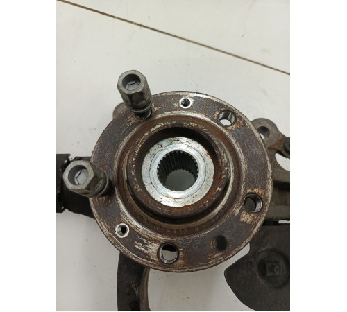 Кулак со ступицей передний левый