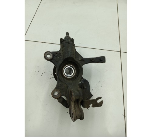 Кулак со ступицей передний левый