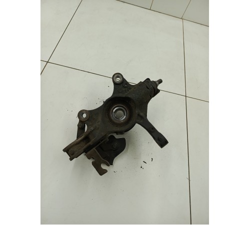 Кулак со ступицей передний левый