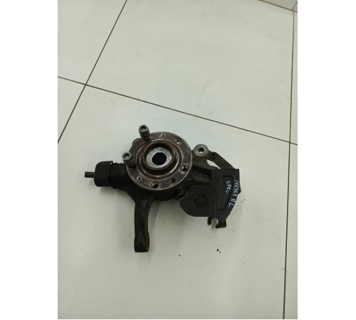 Кулак со ступицей передний левый