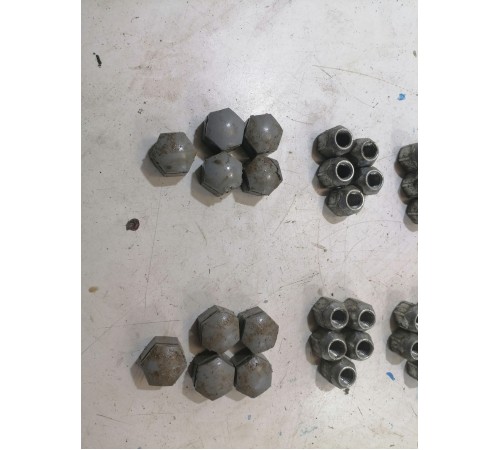 Комплект колёсных болтов и колпачков 40шт