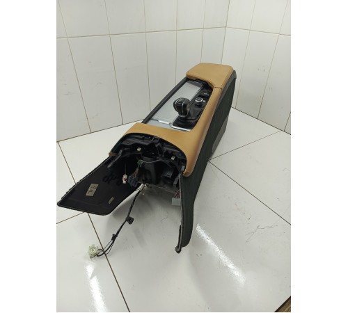 Центральная консоль с подлокотником в сборе