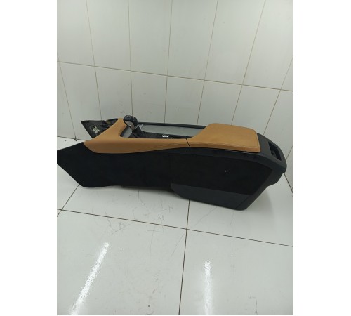 Центральная консоль с подлокотником в сборе