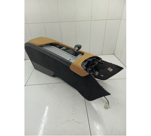 Центральная консоль с подлокотником в сборе