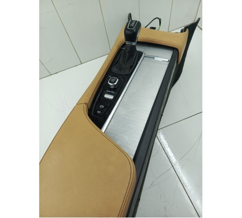 Центральная консоль с подлокотником в сборе