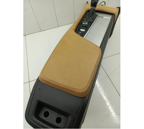 Центральная консоль с подлокотником в сборе